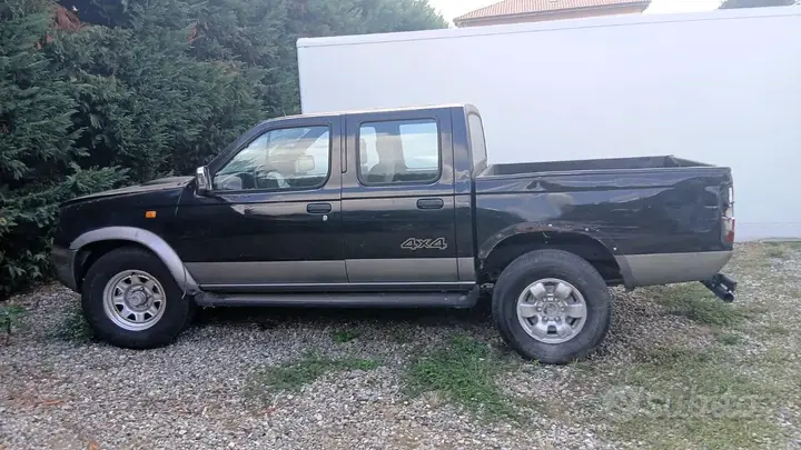 Nissan Navara 1999 photo 2