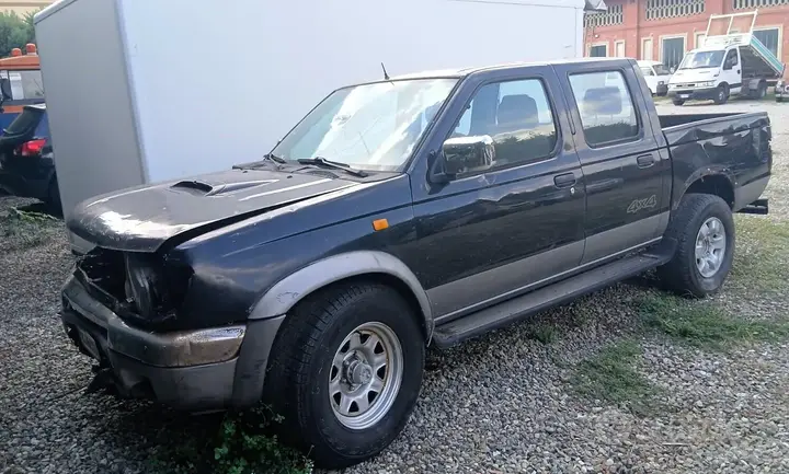 Nissan Navara 1999 photo 4