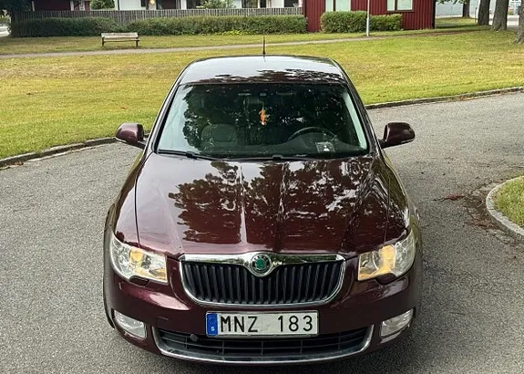 Skoda Superb 2010 photo 2