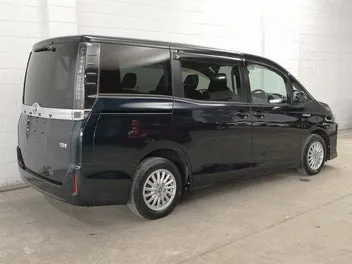 Toyota Voxy 2014 photo 3