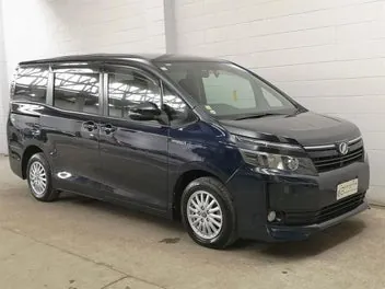 Toyota Voxy 2014 photo 2