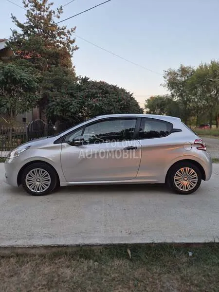 Peugeot 208 2013 photo 3
