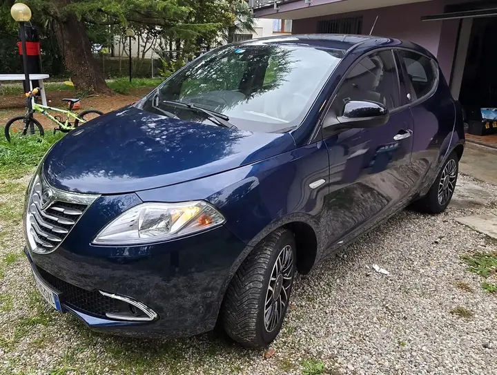 Lancia Ypsilon