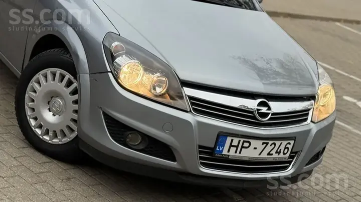 Opel Astra 2011 photo 4