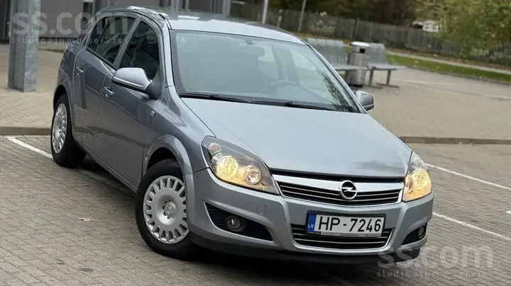 Opel Astra 2011 photo 2