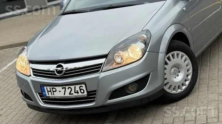 Opel Astra 2011 photo 3