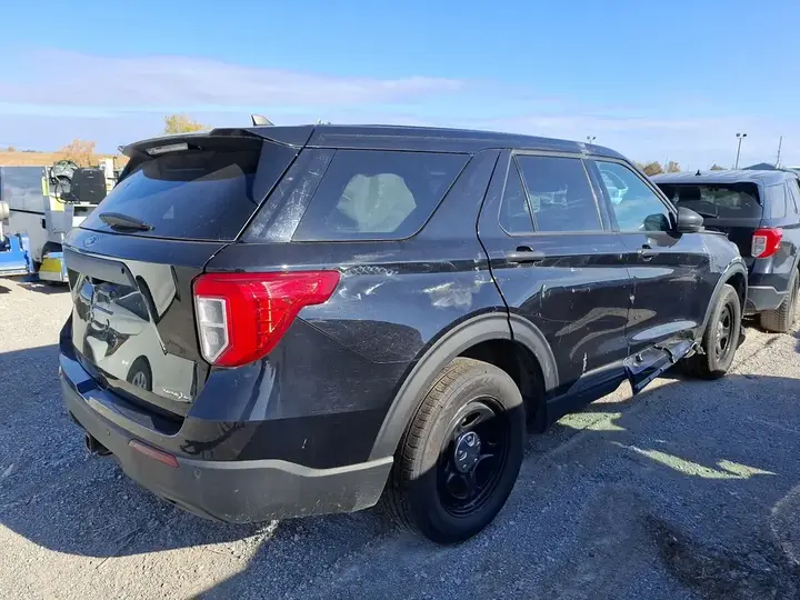 Ford Explorer 2022 photo 4