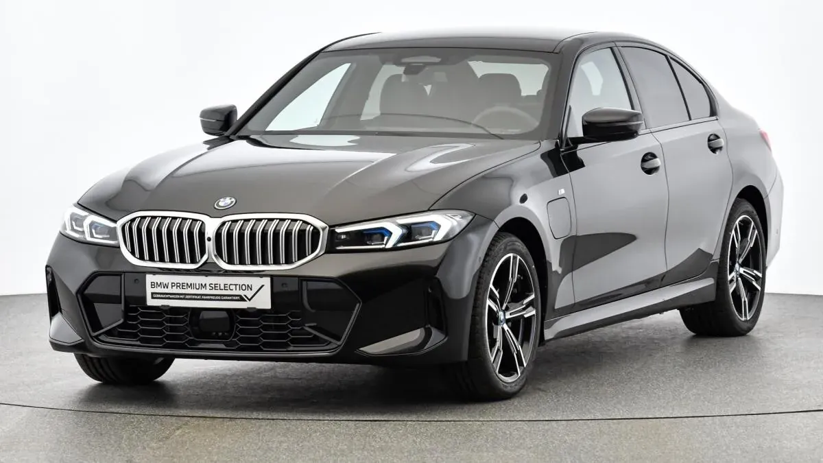 BMW 3 Series 2024 photo 2