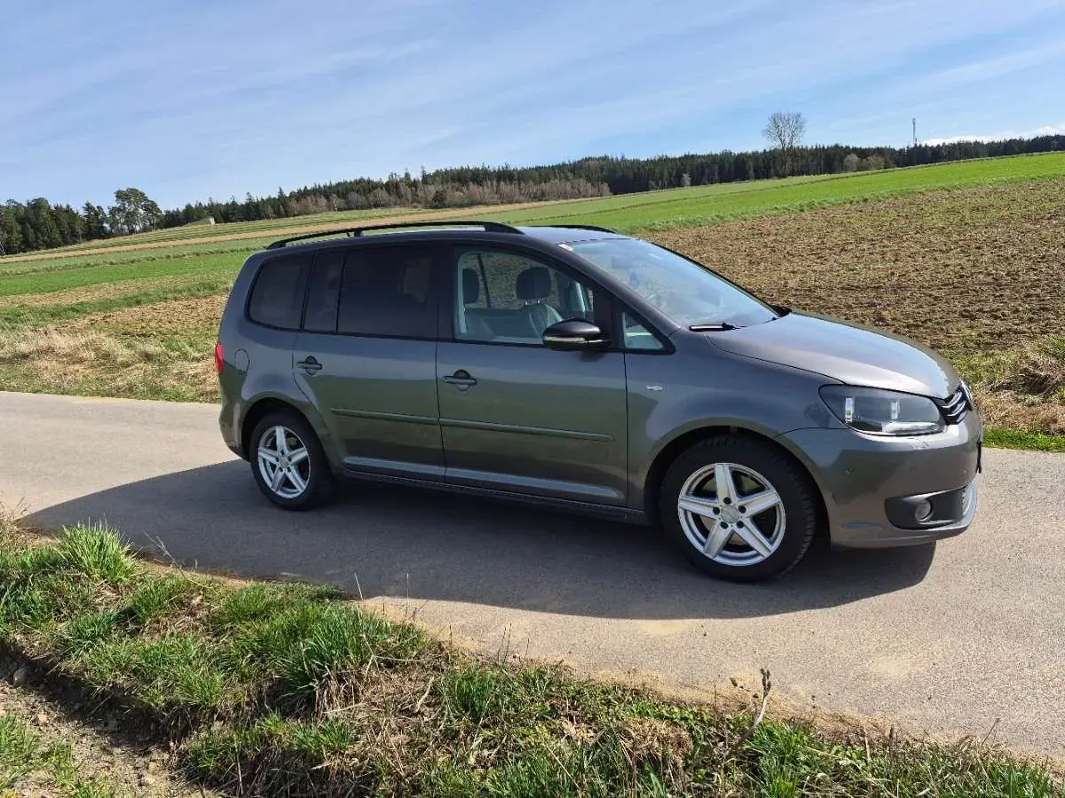 Volkswagen Touran 2012 photo 3