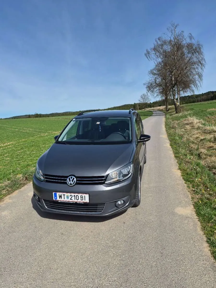 Volkswagen Touran 2012 photo 2