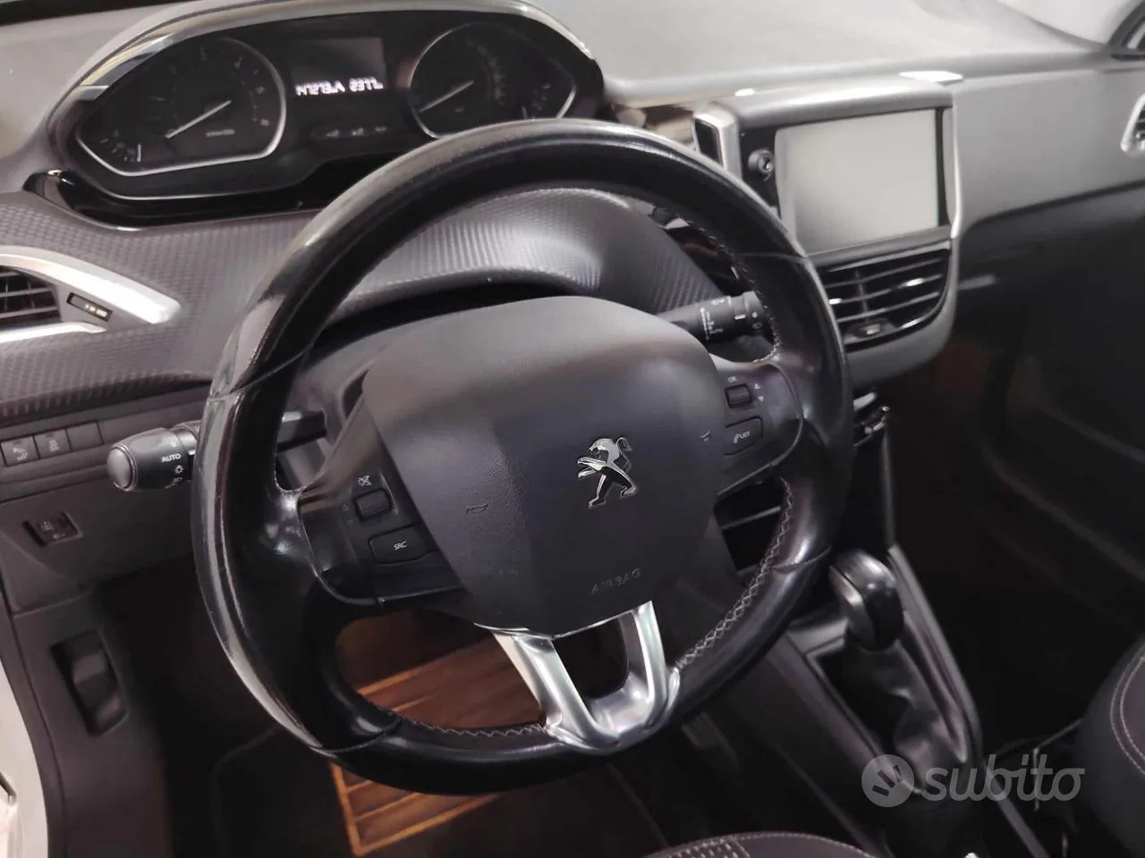Peugeot 208 2015 photo 5