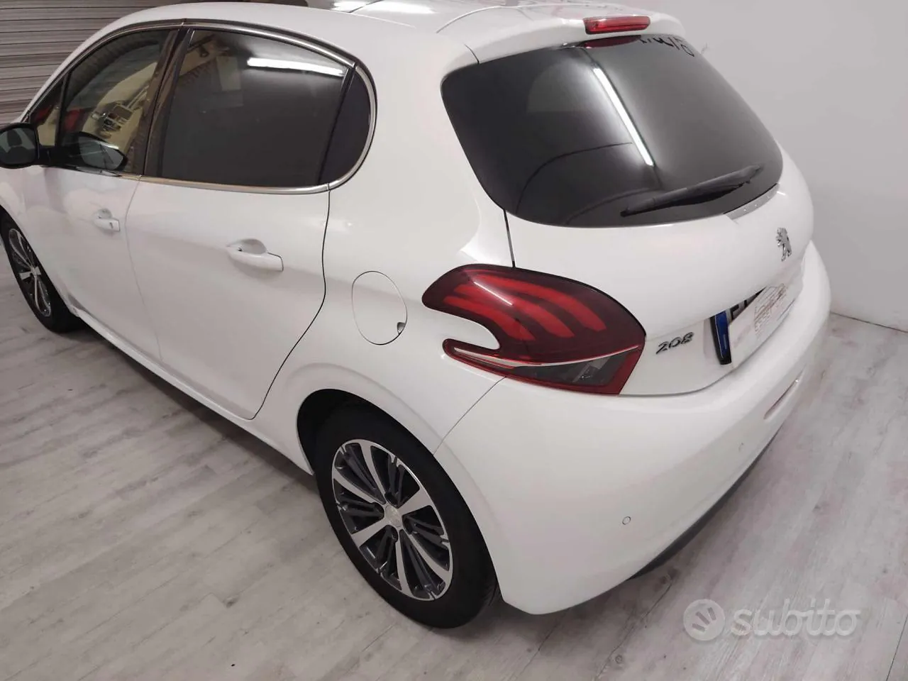 Peugeot 208 2015 photo 3