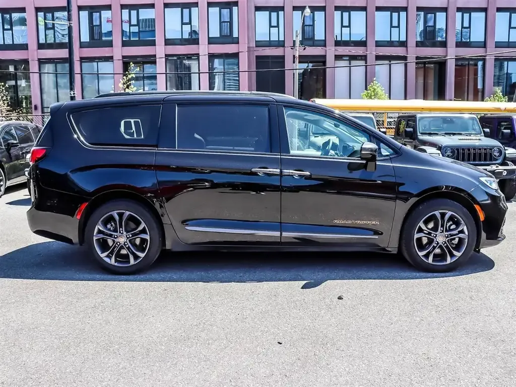 Chrysler Pacifica 2024 photo 3