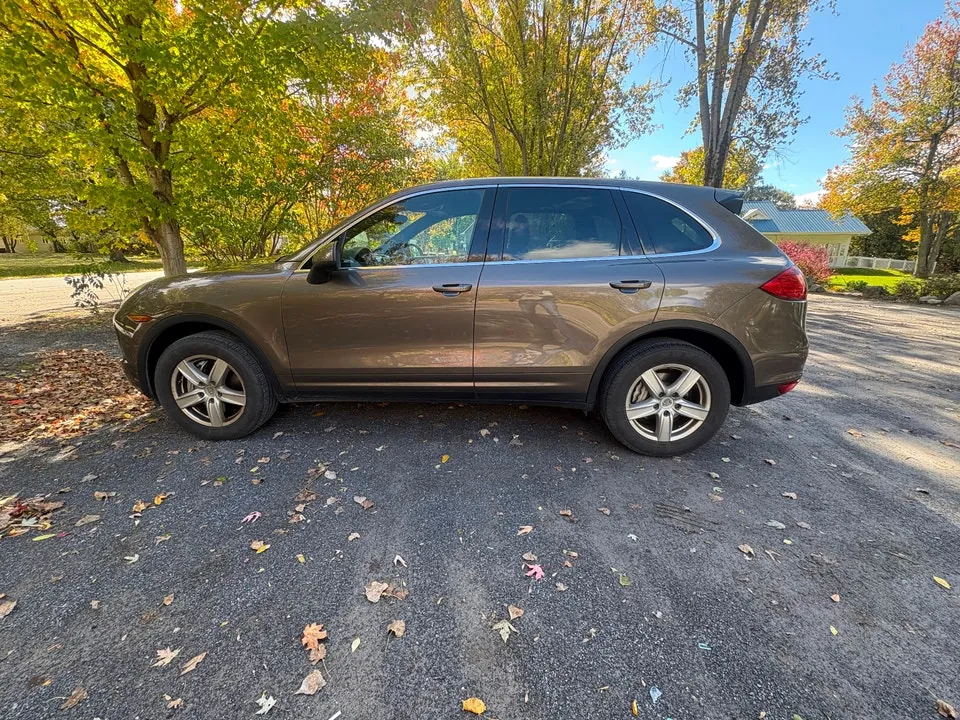 Porsche Cayenne 2011 photo 2