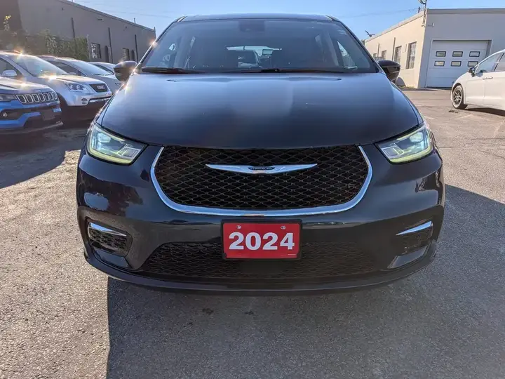 Chrysler Pacifica 2024 photo 2