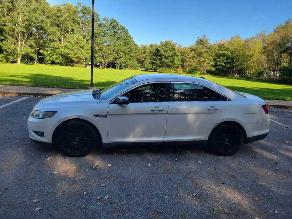 Ford Taurus 2012 photo 2