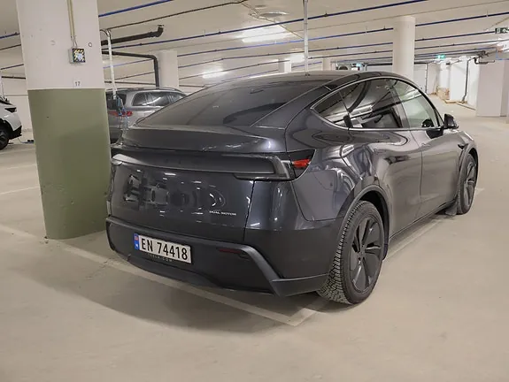 Tesla Model Y 2025 photo 3