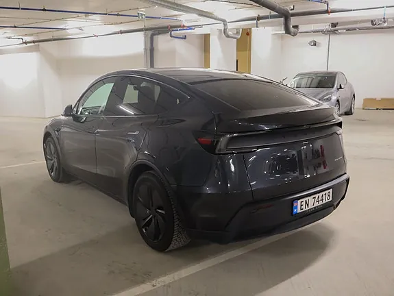 Tesla Model Y 2025 photo 5