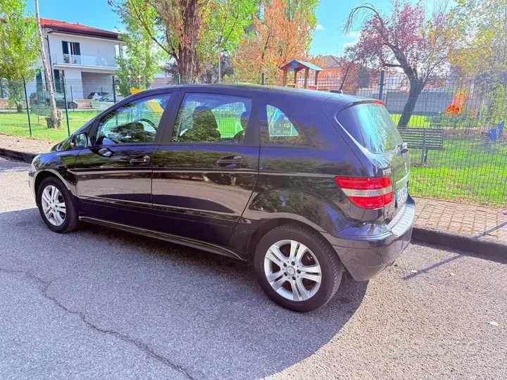Mercedes-Benz B 180 Cdi 2010 photo 4