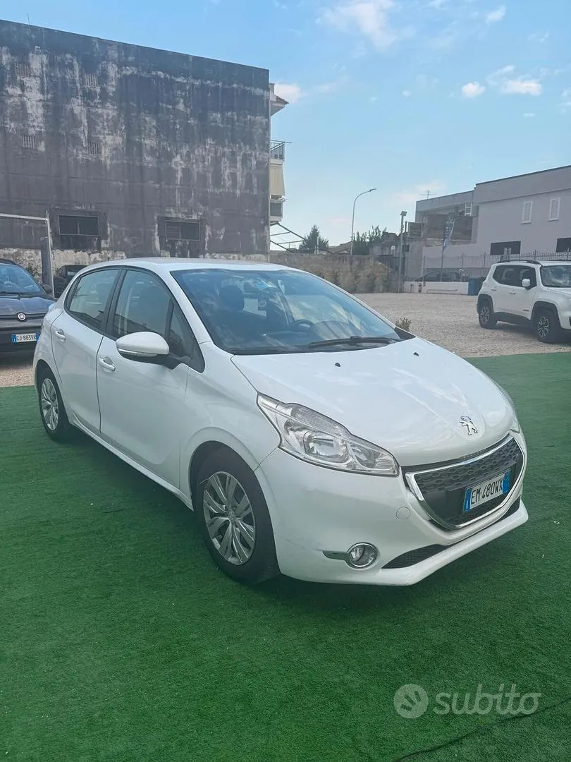 Peugeot 208 2012 photo 2