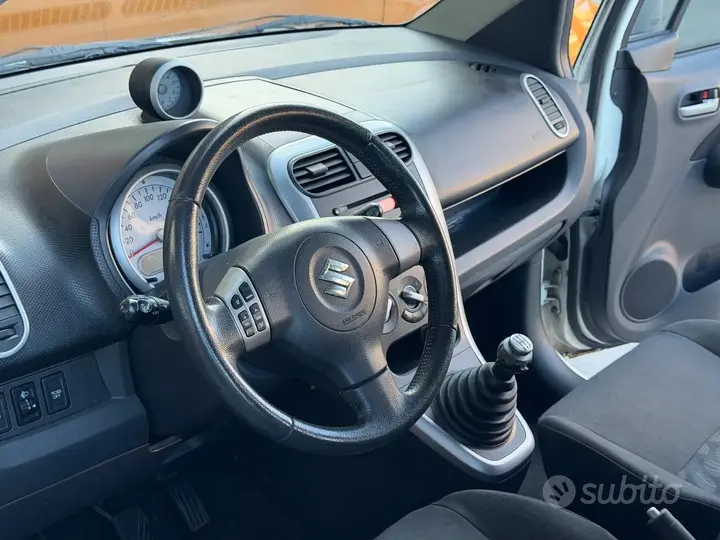 Suzuki Splash 2009 photo 5