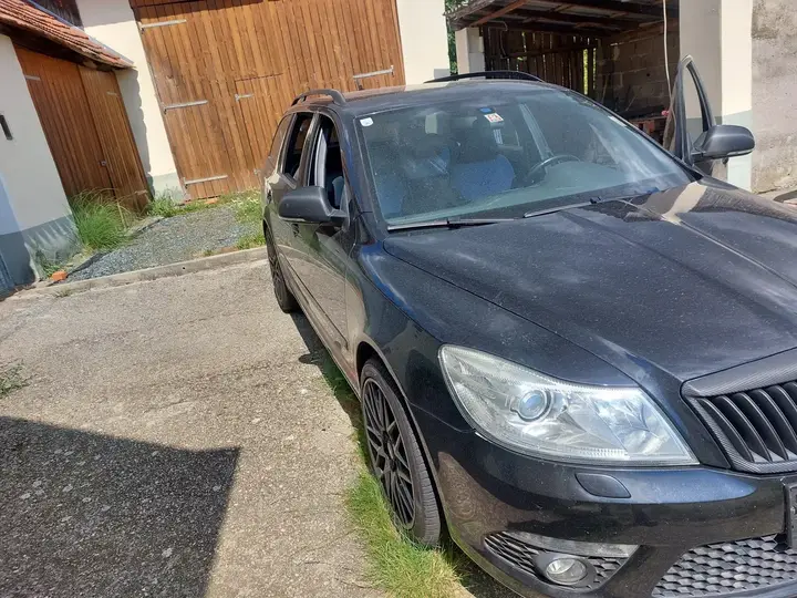 Skoda Octavia Combi 2011 photo 2
