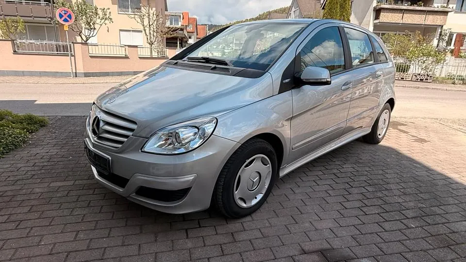 Mercedes-Benz B180
