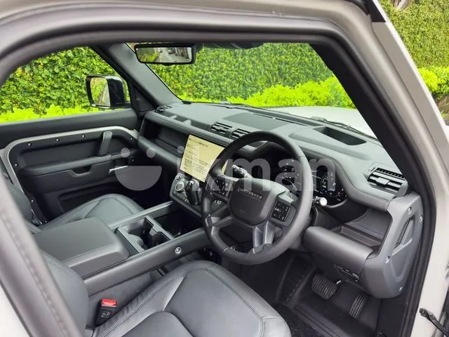 Land Rover Defender 2026 photo 4