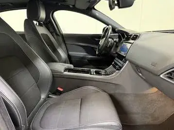 Jaguar Xe 2018 photo 2