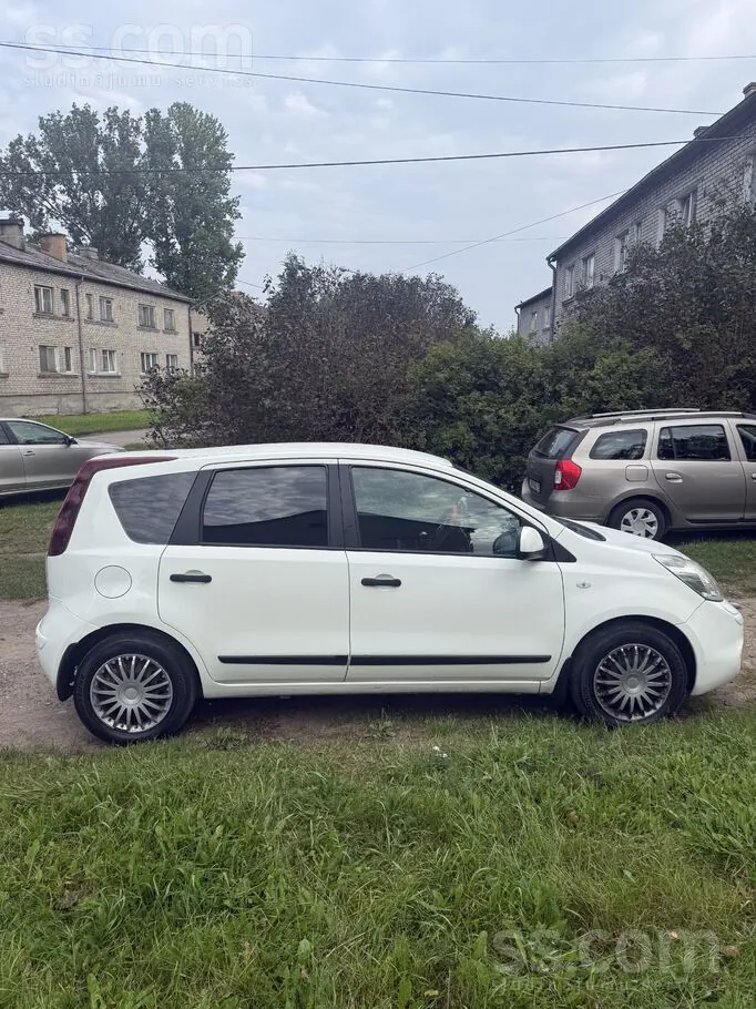 Nissan Note 2012 photo 2