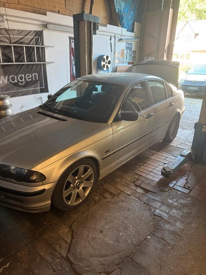 BMW 323I