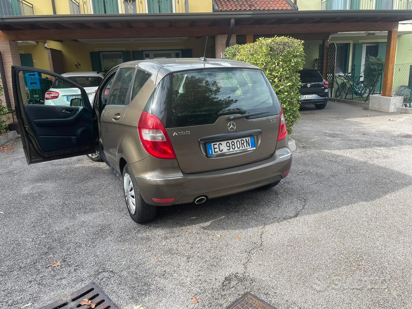 Mercedes-Benz A 2010 photo 2