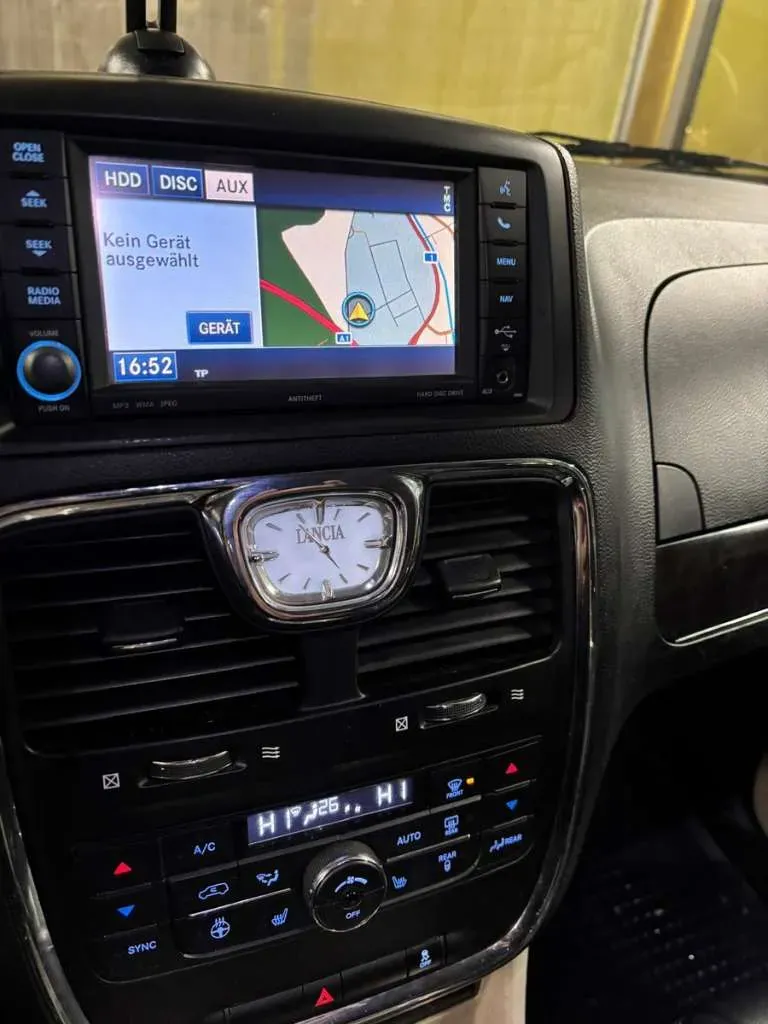 Lancia Voyager 2012 photo 2