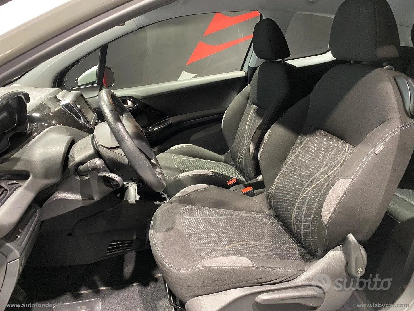 Peugeot 208 2013 photo 4