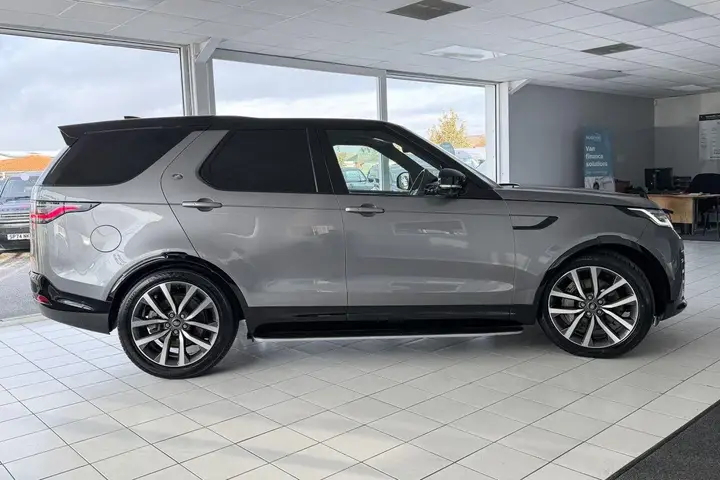 Land Rover Discovery 2023 photo 3