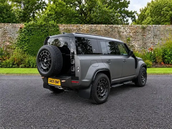 Land Rover Defender 110 2025 photo 3