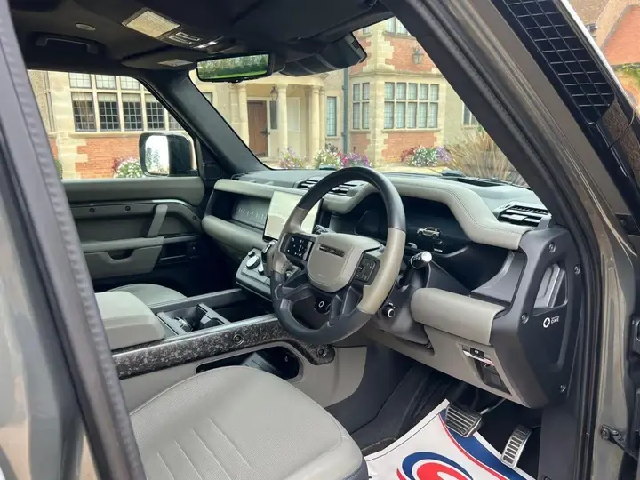 Land Rover Defender 110 2025 photo 2