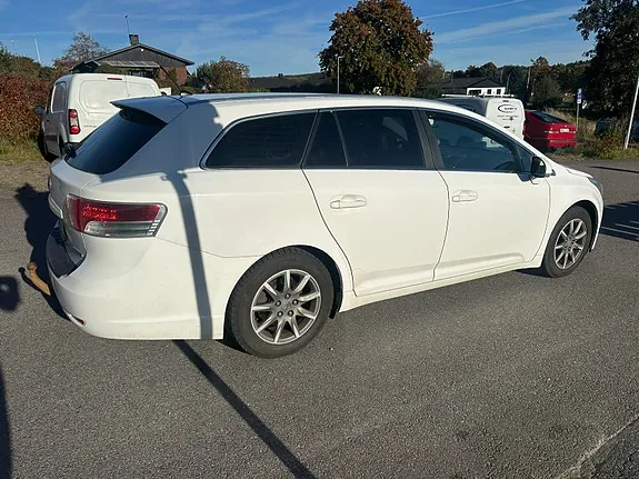 Toyota Avensis 2011 photo 2
