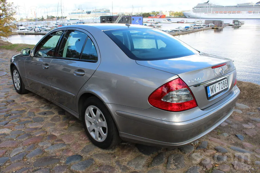 Mercedes-Benz E200