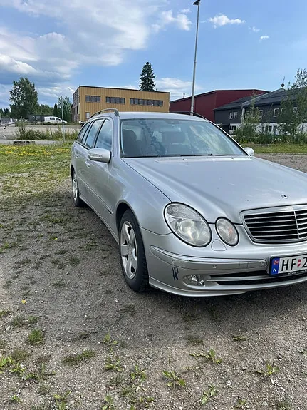 Mercedes-Benz E220 D 2003 photo 2