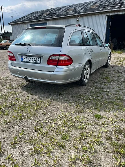 Mercedes-Benz E220 D 2003 photo 3