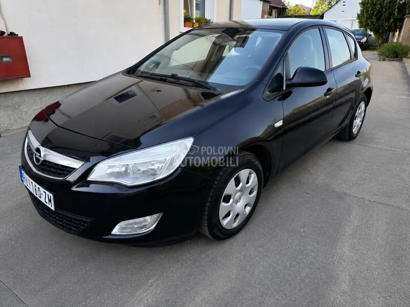 Opel Astra J 2010 photo 3