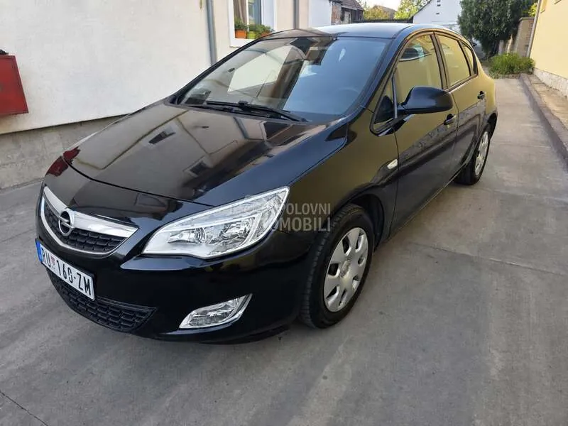 Opel Astra J 2010 photo 5