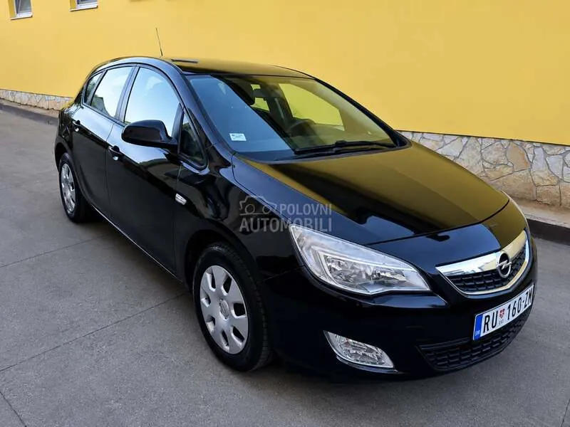 Opel Astra J 2010 photo 2