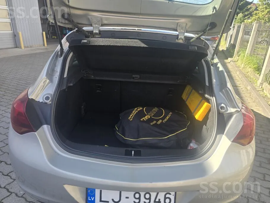 Opel Astra 2010 photo 4