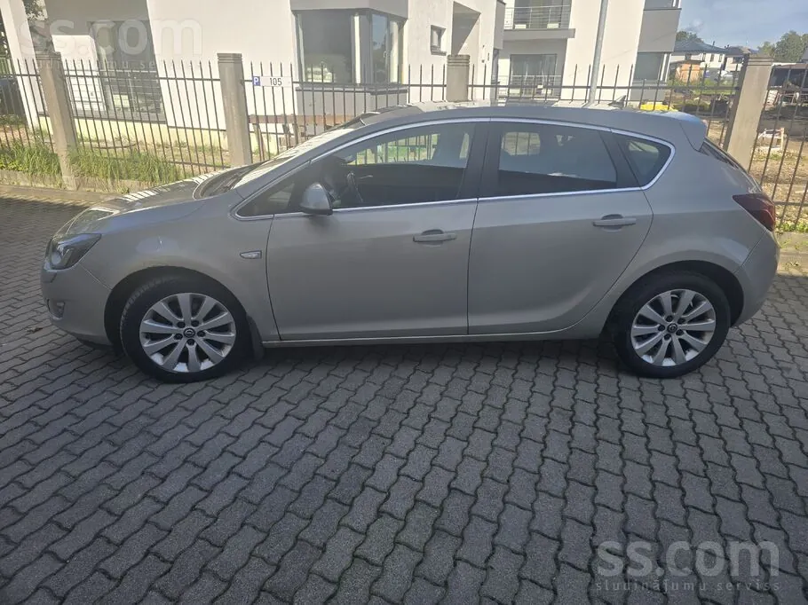 Opel Astra 2010 photo 2