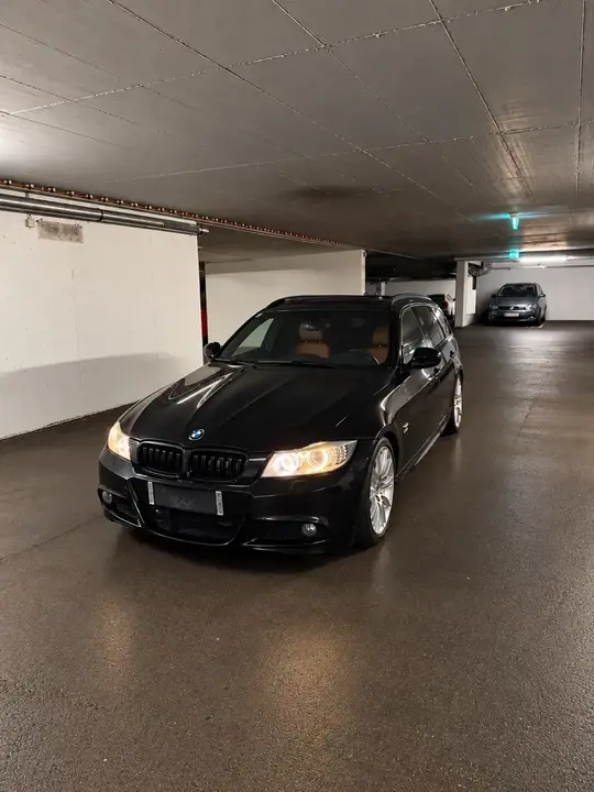 BMW 3 Series 2011 photo 2