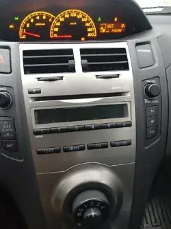 Toyota Yaris 2011 photo 2