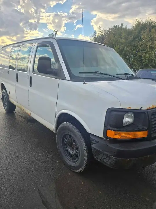 GMC Savana 2013 photo 2