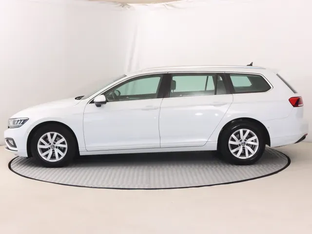 Volkswagen Passat 2023 photo 2